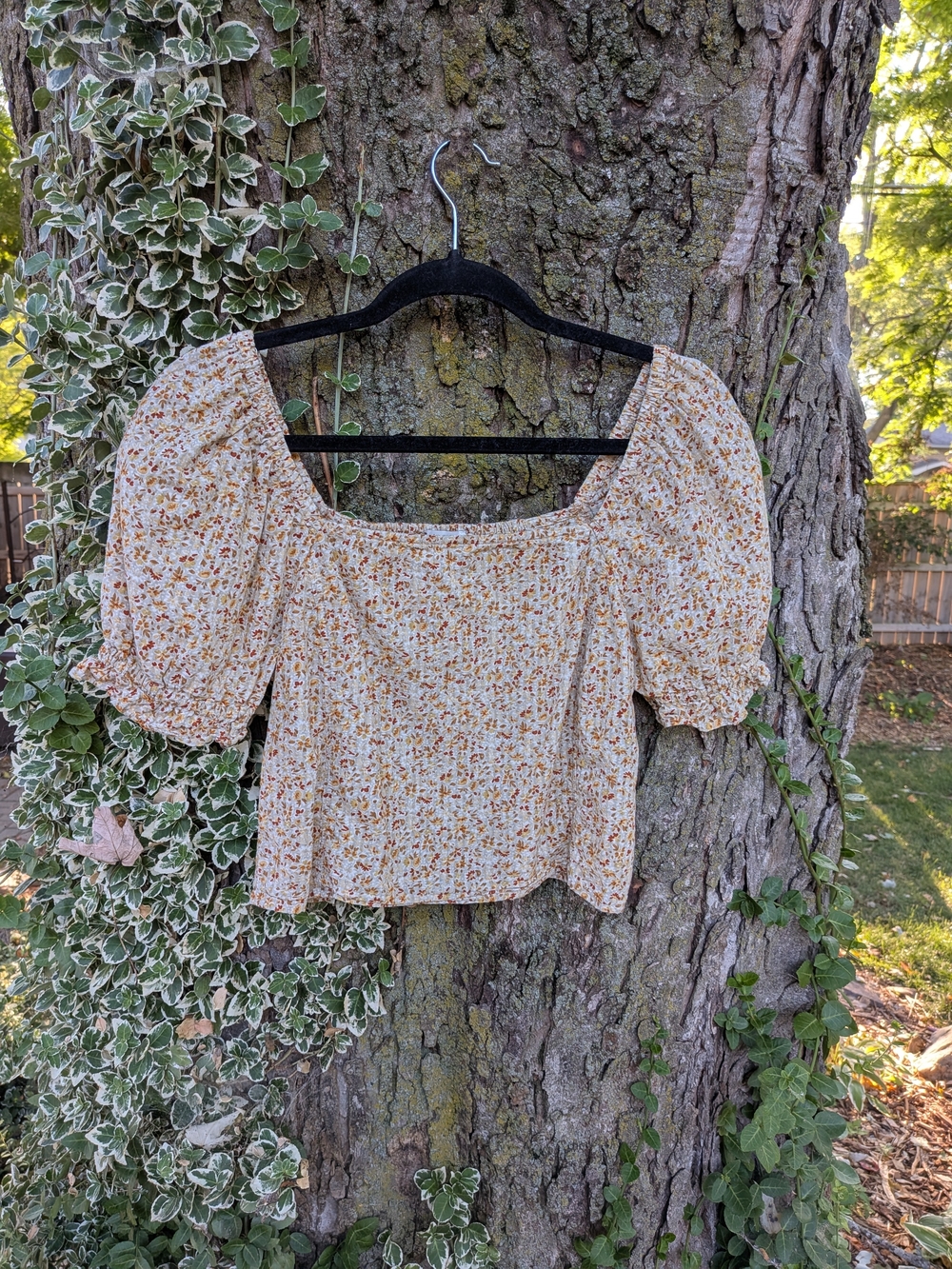 Hopewell Puff-Sleeve Crop Top in Cottage Garden